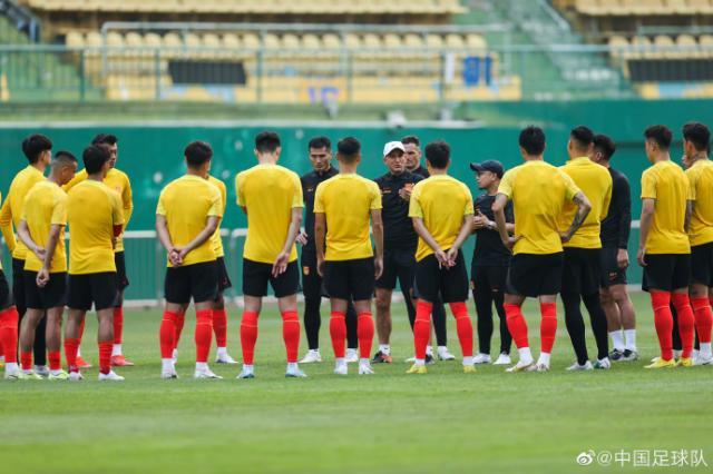 国足抵新马上开练保持状态 21日友好会面奥克兰城