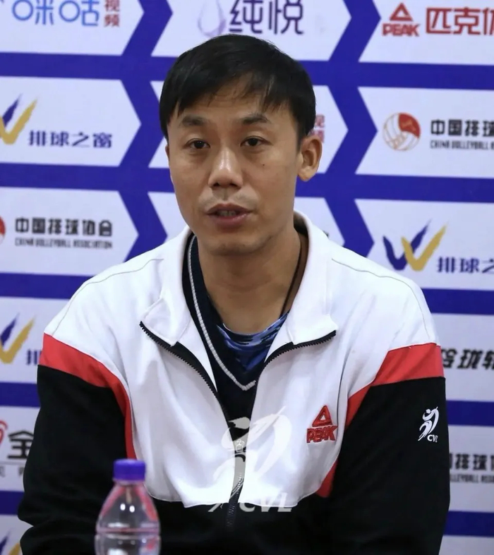 别再骂郭湘玲！山东女排惨败江苏，锅不该小将背，教练才是真问题|江苏女排|球队|球迷|主力|孙杰_新浪体育_新浪新闻