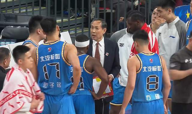 必发体育-太硬了！让了5个人依旧赢了球，难怪人家喊出夺冠，强人独砍23分