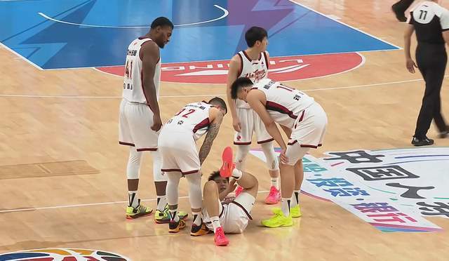 必发体育-太硬了！让了5个人依旧赢了球，难怪人家喊出夺冠，强人独砍23分