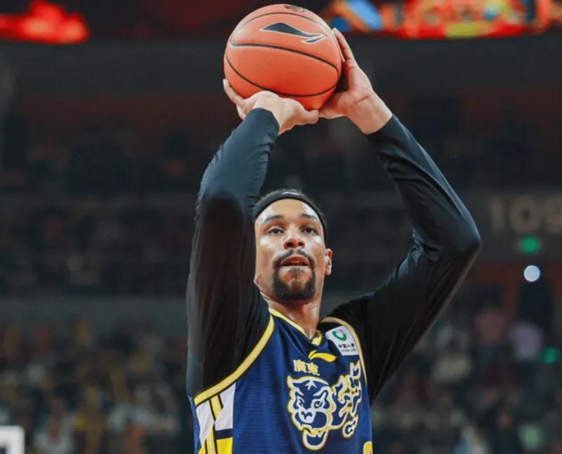 必发bifa-广东这内线人见人虐！攻守毫无效果，杜锋回应外援调整并未提大外